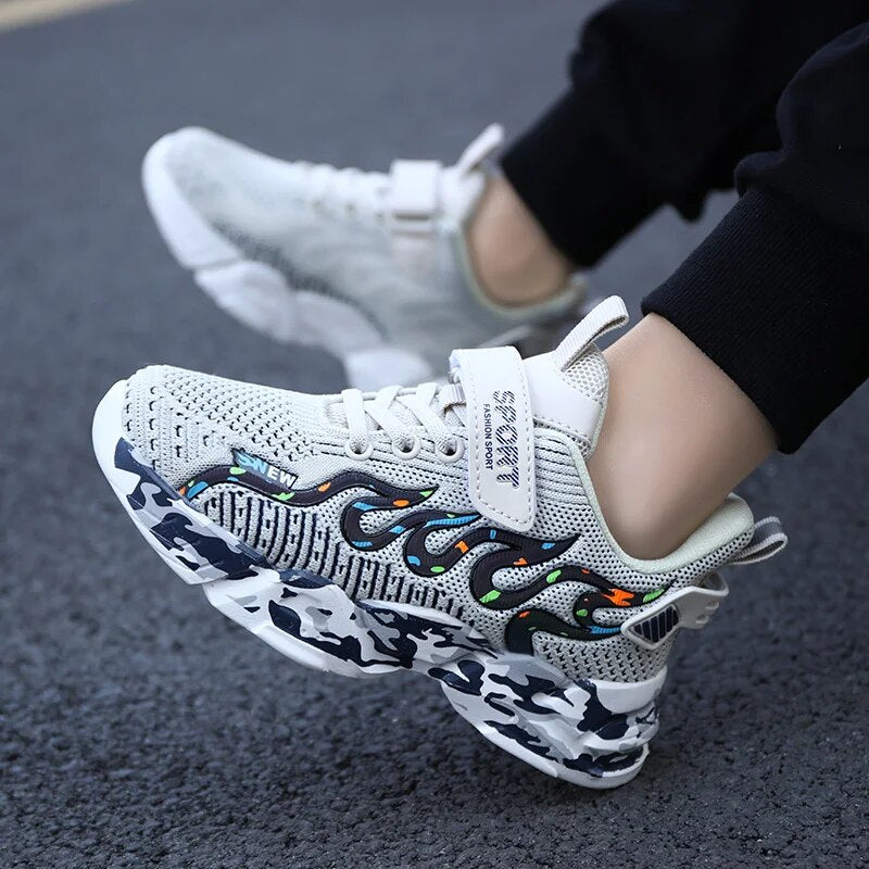 Vue latérale des baskets sport enfant ultra légères, design moderne pour garçons et filles. Idéales pour le quotidien.