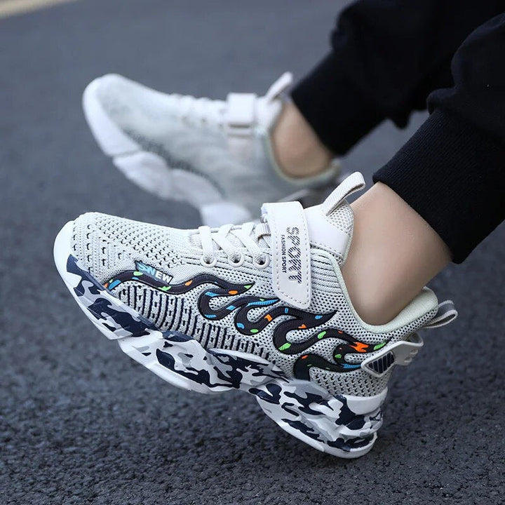 Vue latérale des baskets sport enfant ultra légères, design moderne pour garçons et filles. Idéales pour le quotidien.