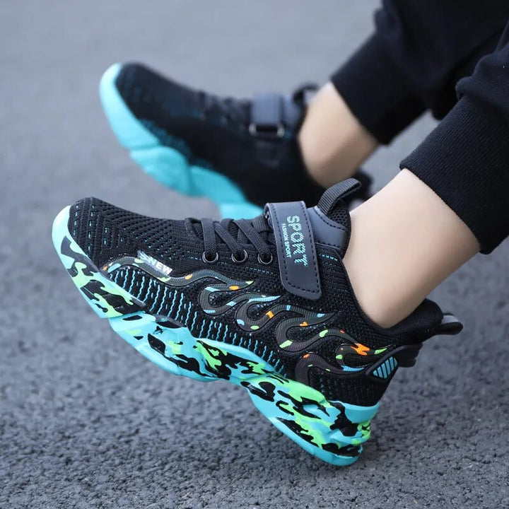 Chaussures de sport enfants robustes et durables, conçues pour le jeu actif et l'aventure quotidienne des jeunes.