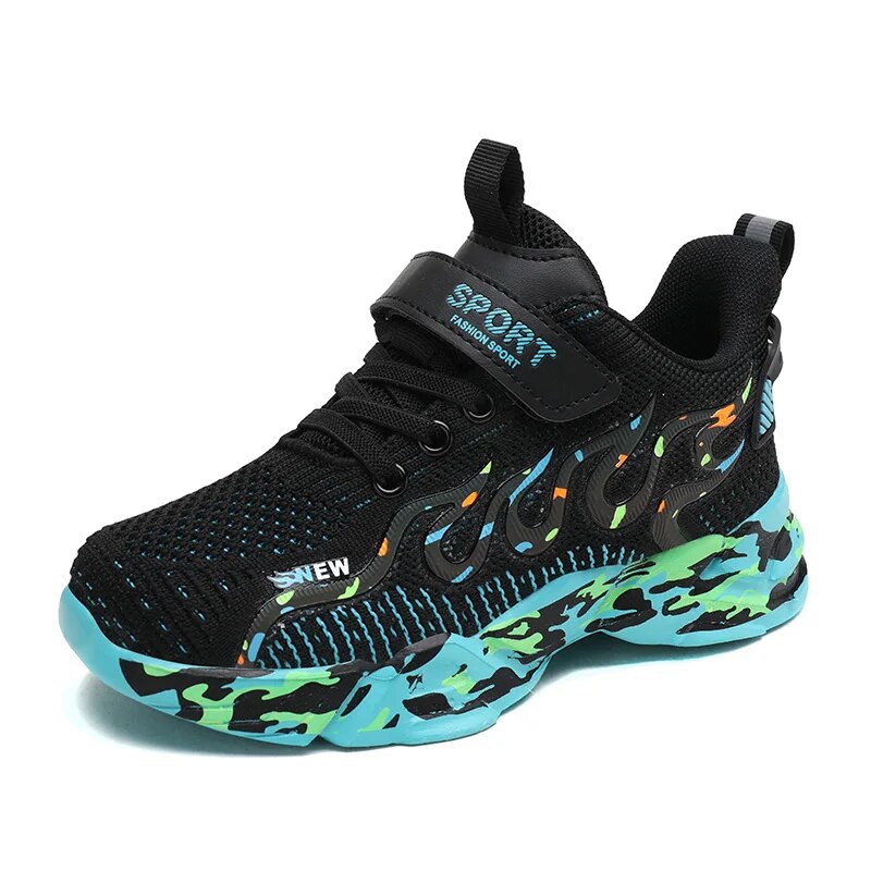 Vue de dessus de baskets sport enfant ultra légères, avec lacets ajustables pour un maintien optimal et sûr.
