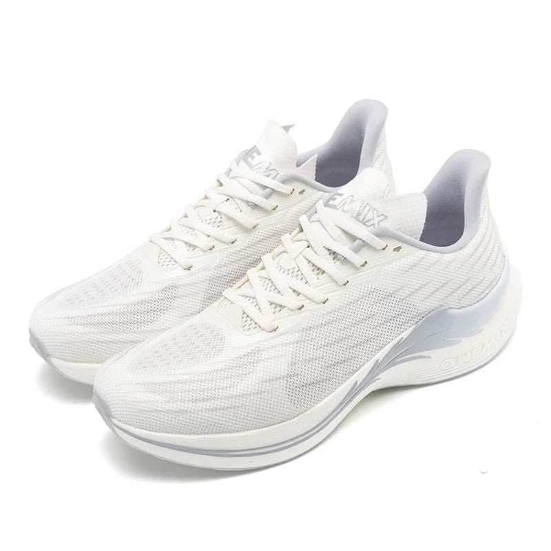 Chaussures de course légères pour hommes. Idéales pour l'entraînement intensif, offrent soutien et respirabilité.