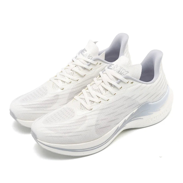 Chaussures de course légères pour hommes. Idéales pour l'entraînement intensif, offrent soutien et respirabilité.