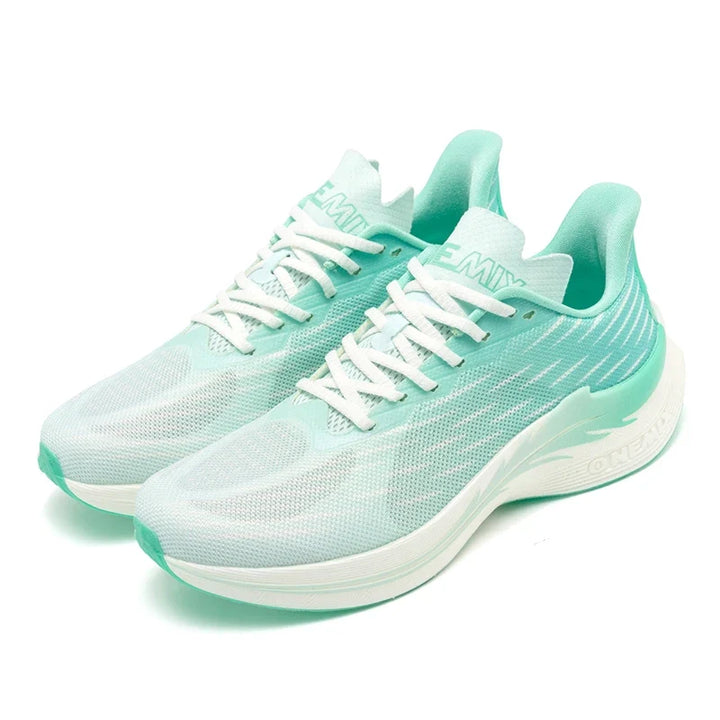 Paire de baskets sport pour hommes, conçues pour la performance, le confort et la mode. Légères et aérées.