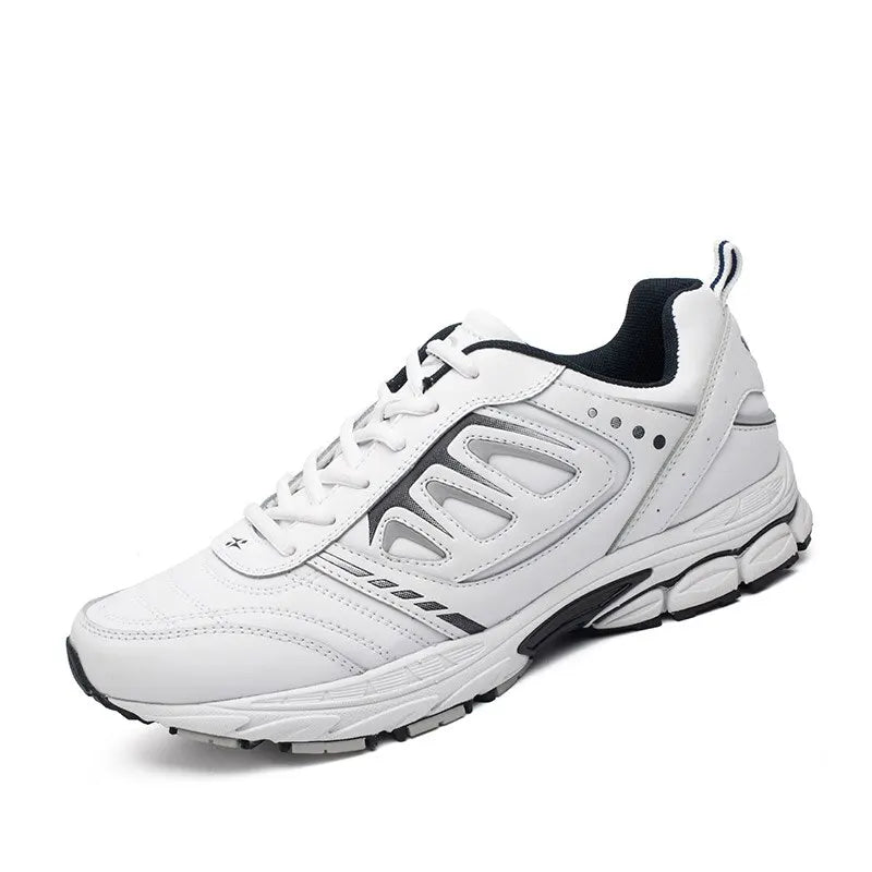 Baskets de sport noires et blanches pour hommes, légères et respirantes, idéales pour la course et le fitness.
