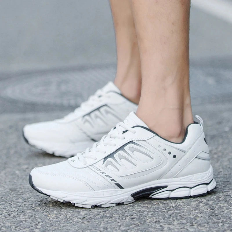 Baskets légères pour hommes, parfaites pour la course à pied et l'entraînement, offrant respirabilité et soutien.