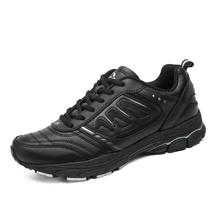Détail des baskets de sport noires pour hommes, maille respirante, lacets, design moderne et confortable.