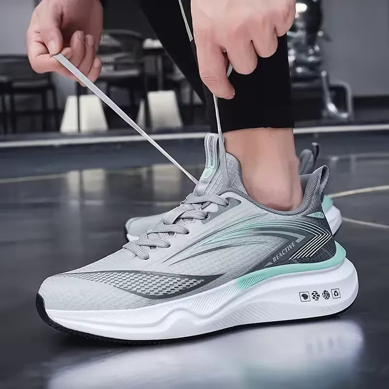 Chaussures de sport athlétiques, respirantes et légères pour hommes, idéales pour l'entraînement intensif.