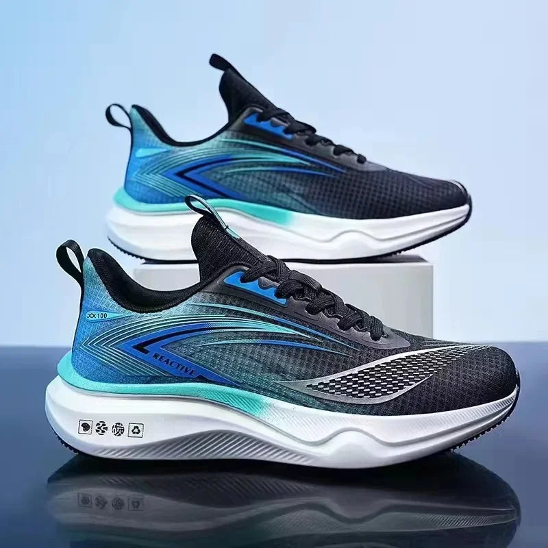Vue latérale des baskets de sport hommes, montrant la maille respirante et la semelle souple.