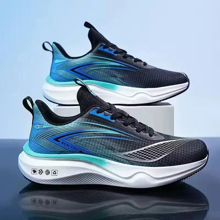 Vue latérale des baskets de sport hommes, montrant la maille respirante et la semelle souple.