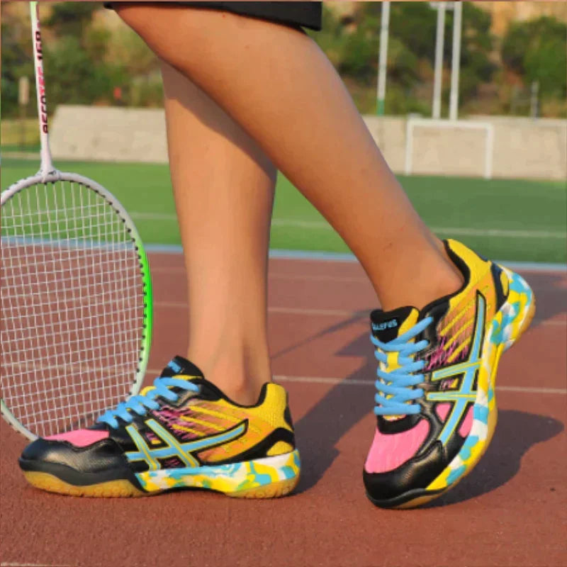 Sneakers dynamiques Samira noires pour femmes, parfaites pour le sport et les loisirs, mode et performance.