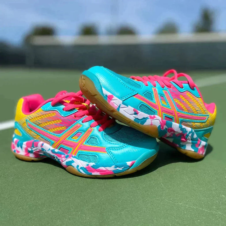 Chaussures de sport Samira noires et blanches pour femmes, offrant maintien et amorti pour un confort supérieur.