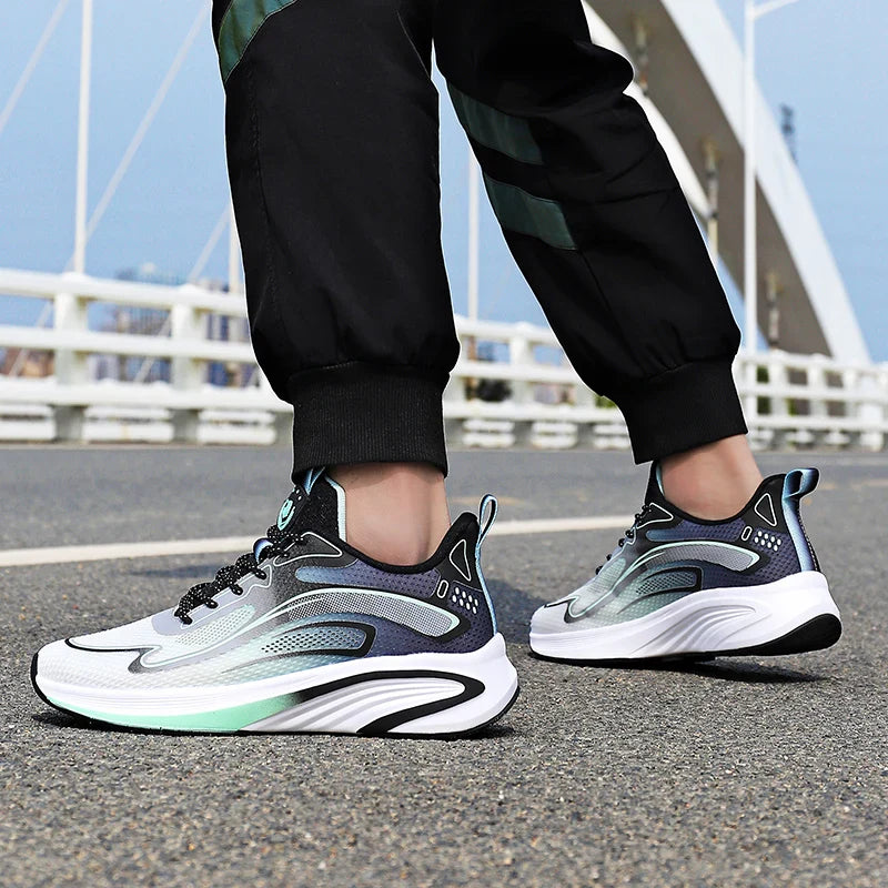 Chaussures de sport légères à amorti supérieur. Modèle respirant et confortable, adapté à la course et aux activités extérieures.