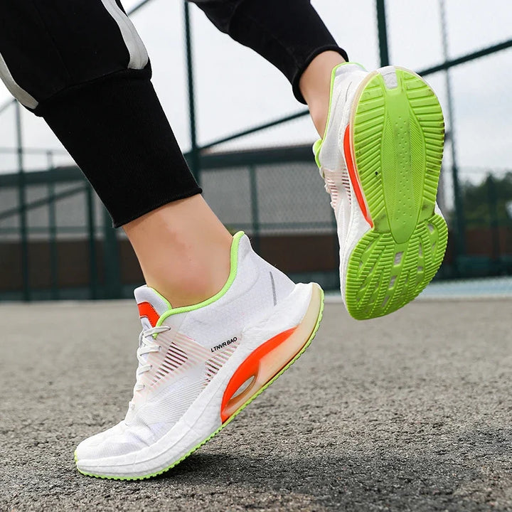 Paire de baskets respirantes unisexe, parfaites pour le sport ou les activités de plein air et la marche.