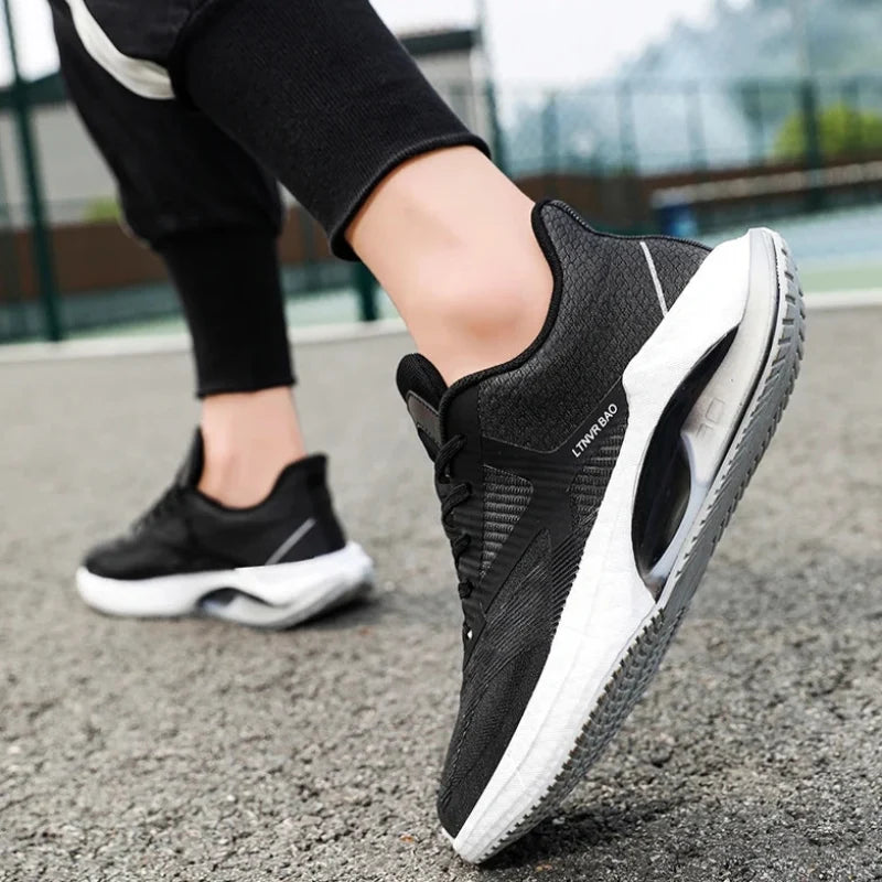 Vue détaillée des baskets de sport unisexes, tissu technique respirant et semelle ultra-légère.