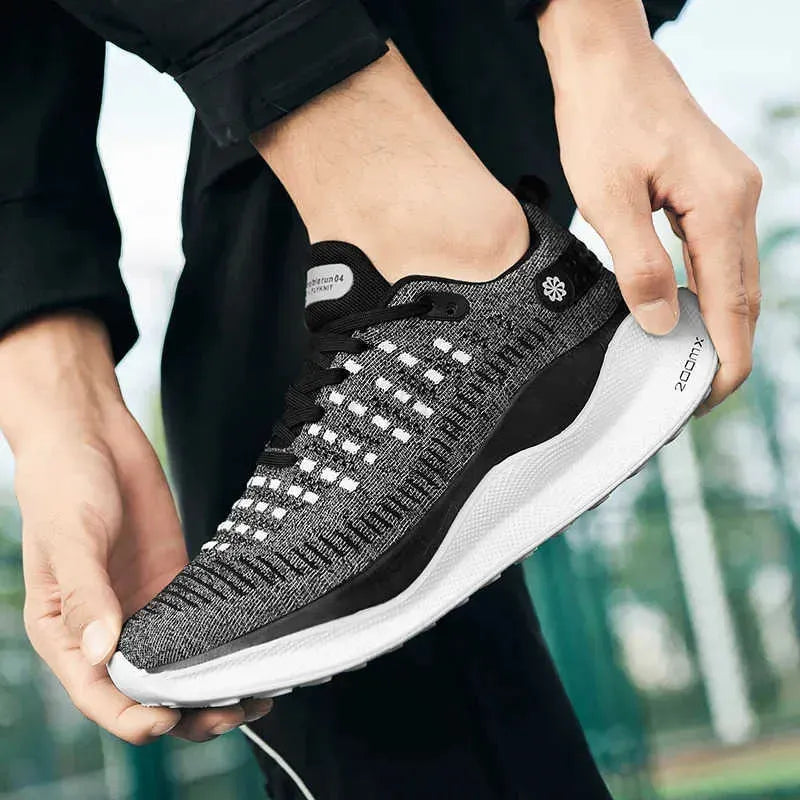 Vue détaillée de baskets de sport respirantes, mettant en avant l'amorti et le confort pour hommes et femmes.