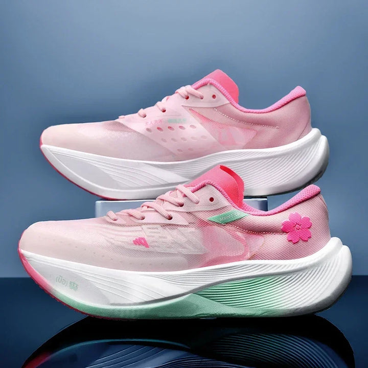 Gros plan sur le tissu respirant des baskets de sport unisexes, confortables pour fitness et marche.