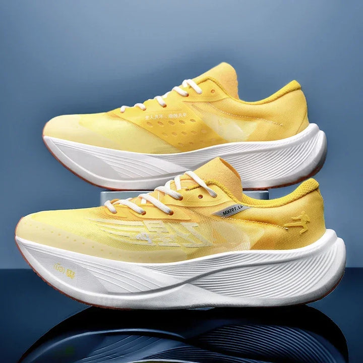 Paire de baskets sportives unisexes, légères et confortables, parfaites pour tout entraînement.