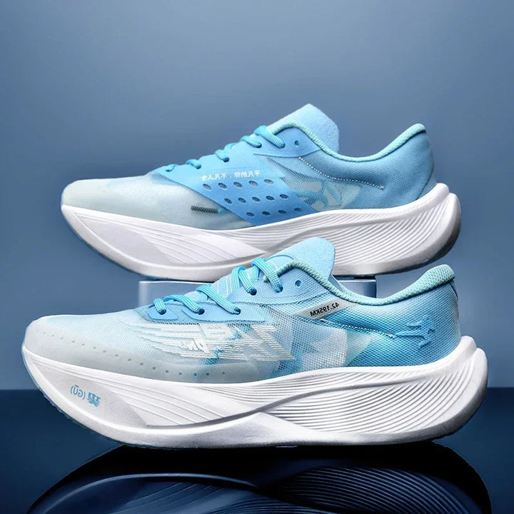 Sneakers sportives unisexes, alliant style, légèreté et amorti exceptionnel pour usage polyvalent.