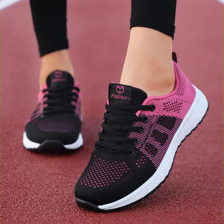 Baskets légères de sport unisexes pour running, confortables avec amorti et empeigne en maille respirante.