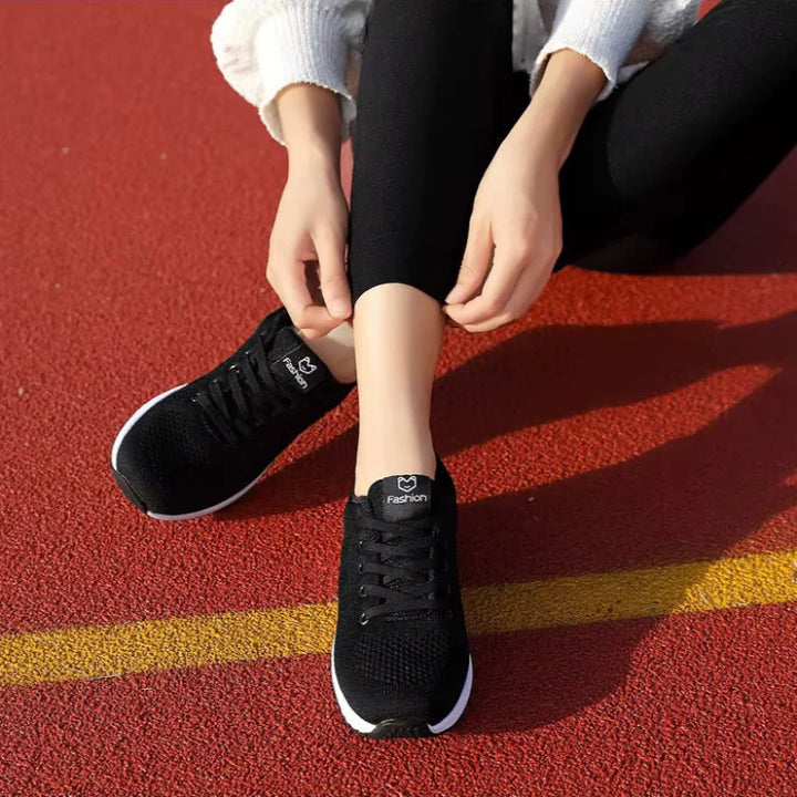 Gros plan sur maille respirante de baskets de sport unisexes, ultra-légères, pour confort et ventilation optimaux.