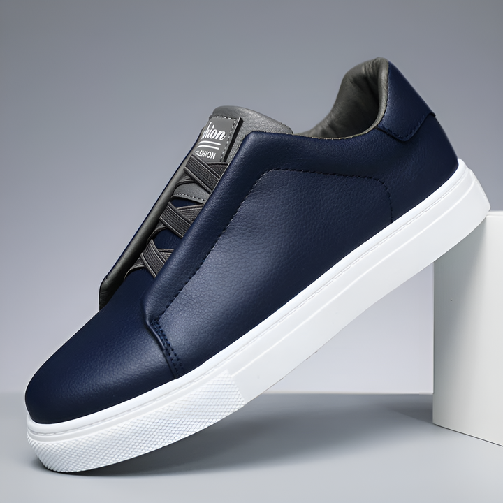 Baskets en cuir classique pour hommes, blanches et brunes, élégantes et confortables, avec semelle robuste.
