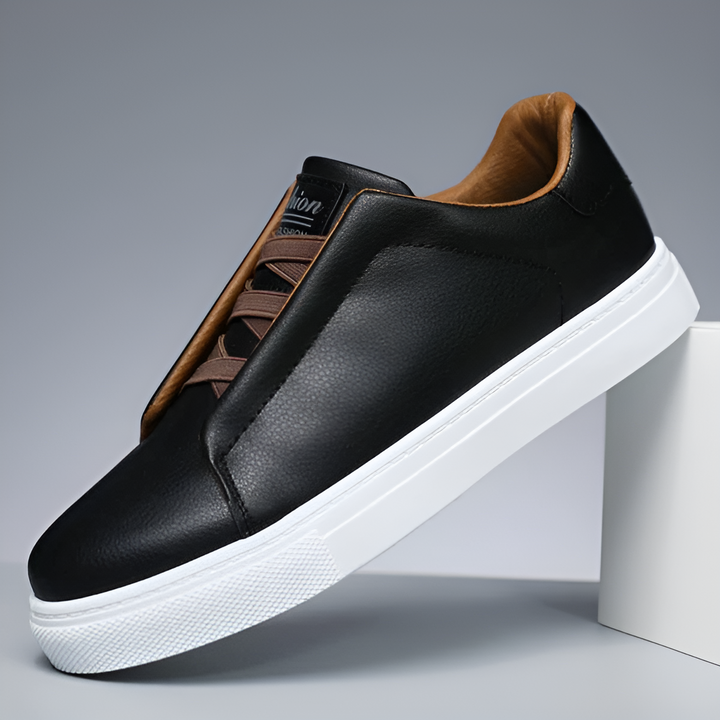 Baskets en cuir classique pour hommes, blanches et brunes, élégantes et confortables, avec semelle robuste.