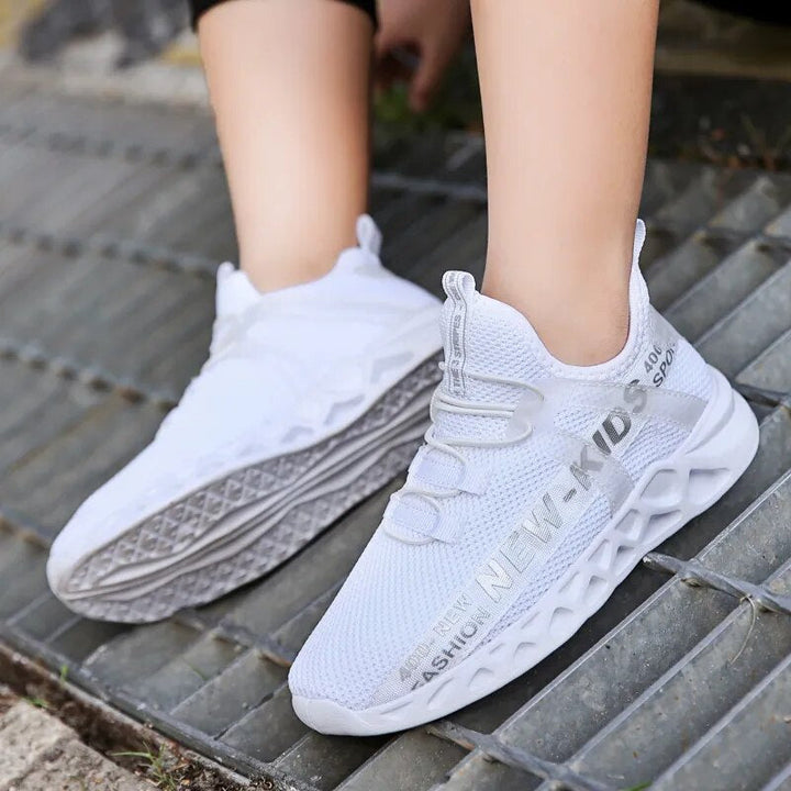 Baskets légères pour enfants, design tricoté blanc, parfaites pour la mode et les activités.