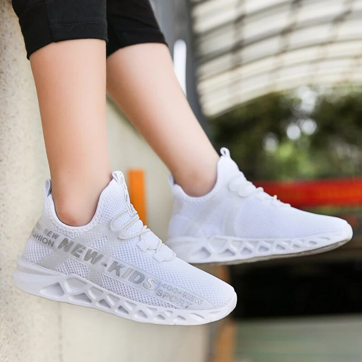 Baskets légères enfant en tricot blanc, style moderne et soutien confortable au quotidien.