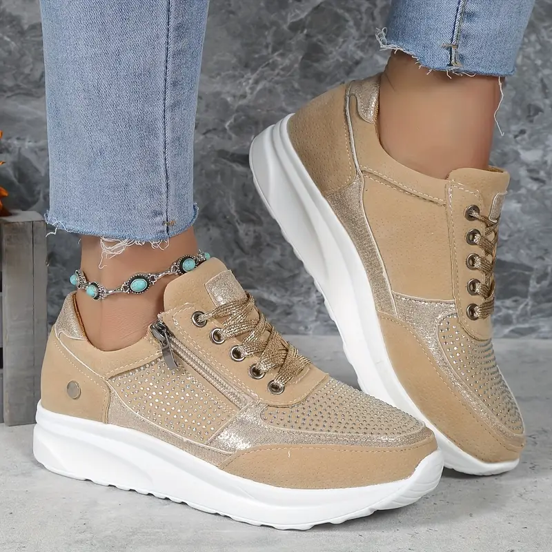 Femme marchant avec des baskets ergonomiques confortables. Chaussures polyvalentes pour le quotidien actif.