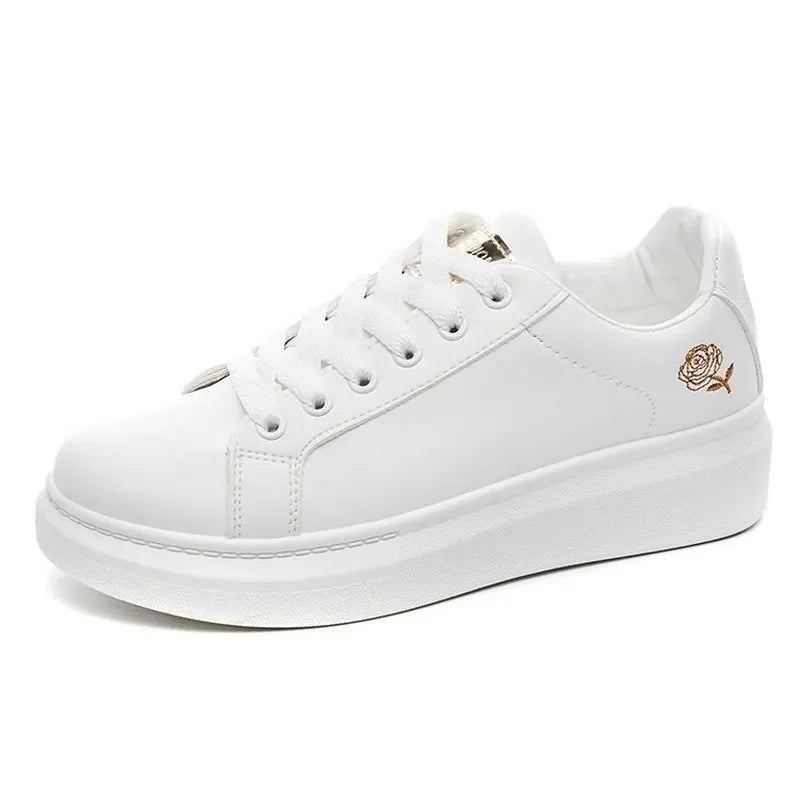 Chaussures femme florales brodées, baskets blanches confortables et tendance, idéales pour la belle saison.