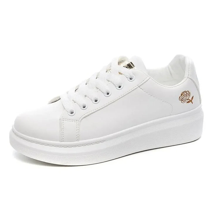 Chaussures femme florales brodées, baskets blanches confortables et tendance, idéales pour la belle saison.