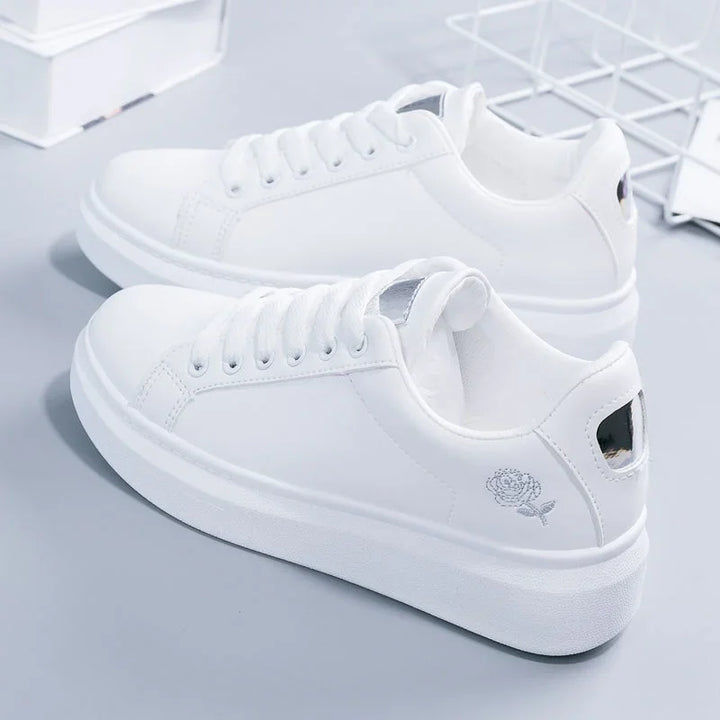 Marchez avec style et confort grâce à ces baskets femme blanches à fleurs brodées, légères et respirantes.