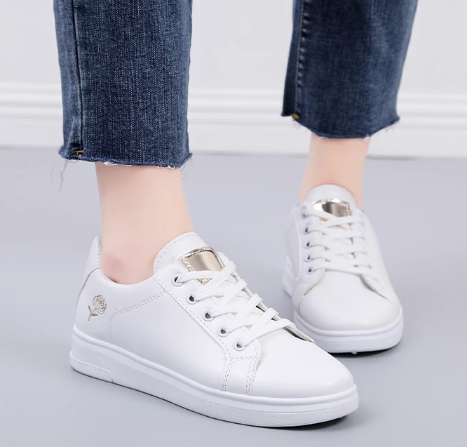 Baskets femme respirantes et confortables, blanches avec motifs floraux brodés, style tendance et léger.