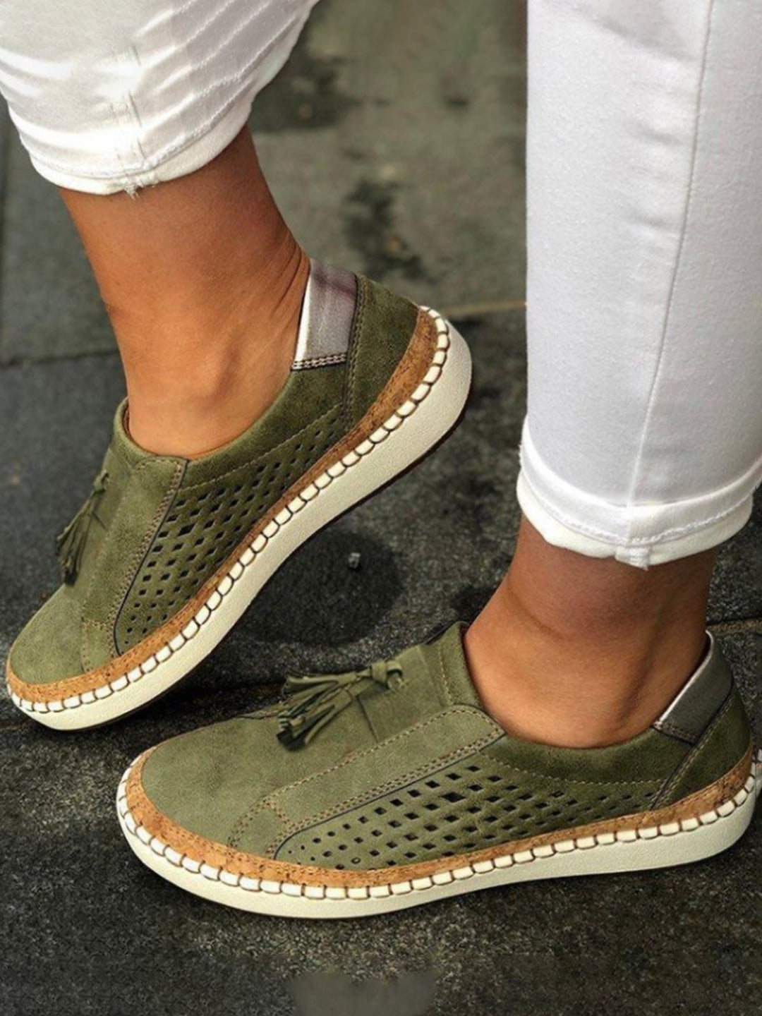 Baskets femme, bout rond, talon plat. Design respirant, ajouré, confort optimal.