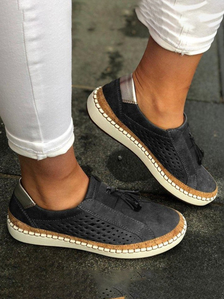 Baskets femme, bout rond, talon plat. Design respirant, ajouré, confort optimal.