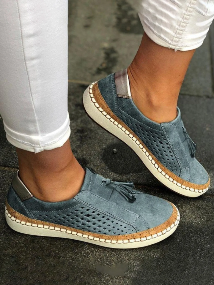 Baskets femme, bout rond, talon plat. Design respirant, ajouré, confort optimal.