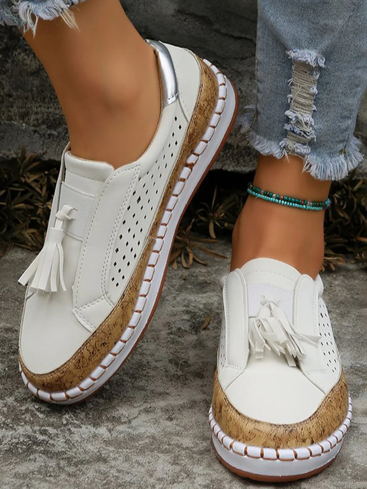 Baskets femme, bout rond, talon plat. Design respirant, ajouré, confort optimal.