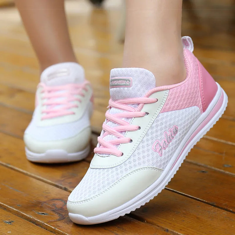 Sneakers femme décontractées en maille respirante, alliant mode et confort pour toute activité.
