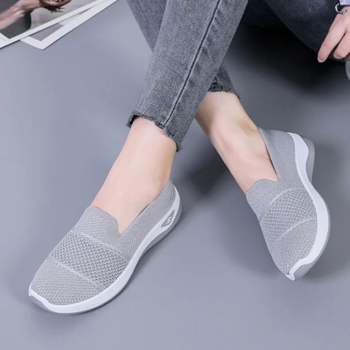"Baskets femme confort orthopédique, design élégant, couleurs variées, pour marches prolongées."