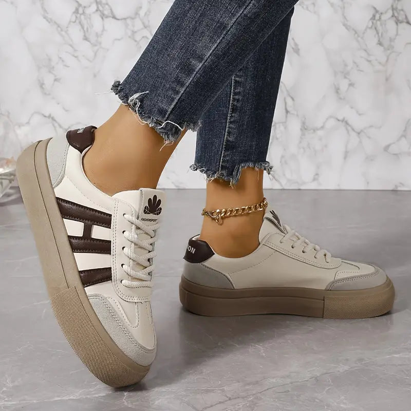 Baskets femme avec semelle amortissante, offrant un excellent soutien. Idéales pour la marche et le style décontracté.