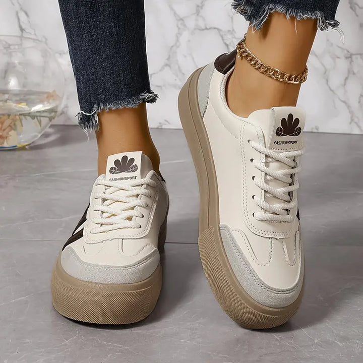 Femme portant des baskets polyvalentes et très confortables. Chaussures tendance parfaites pour un look urbain et mode.