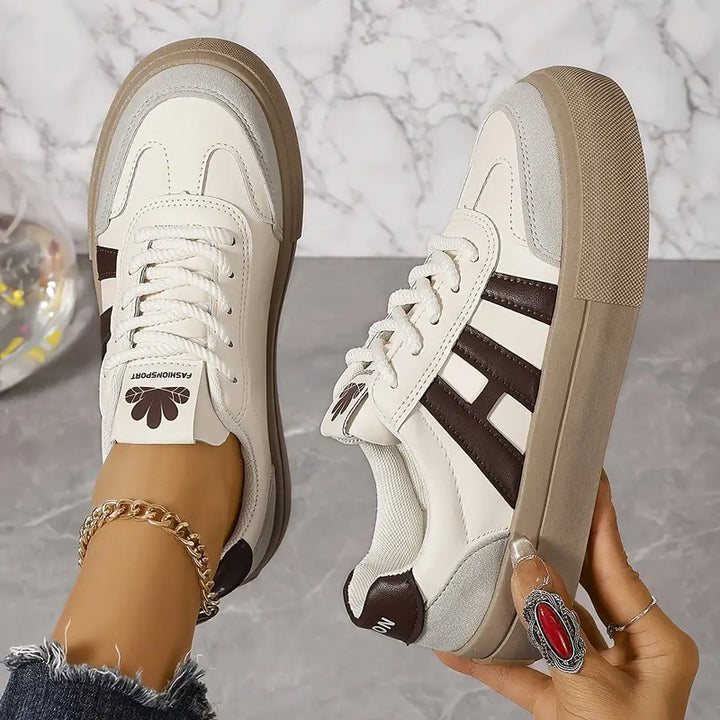 Détail des baskets femme, mettant en avant leur confort supérieur et leur style tendance pour un usage quotidien.