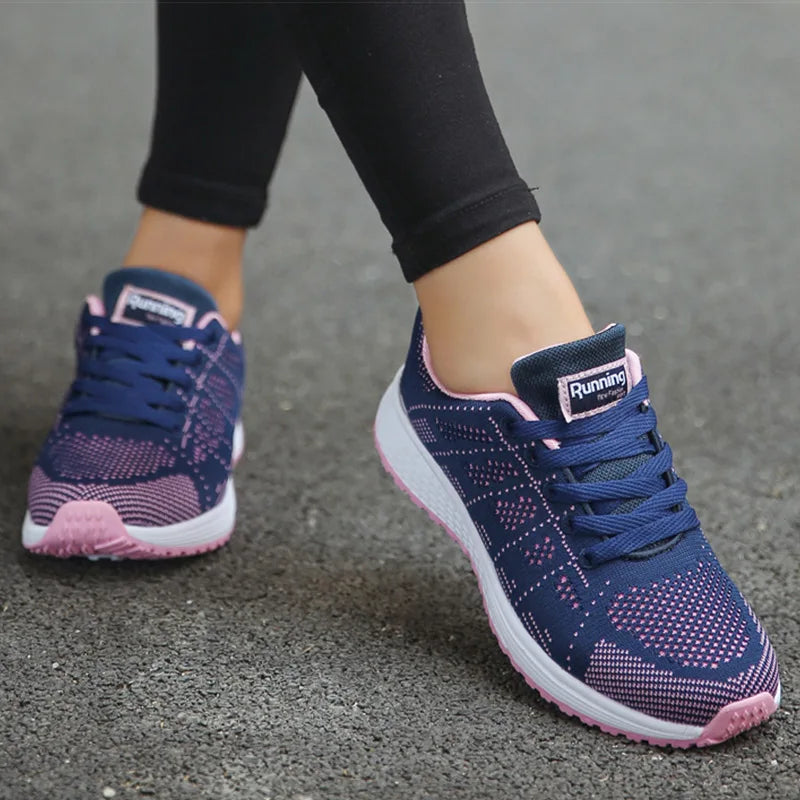 Gros plan sur les baskets femme respirantes, assurant des pieds secs et confortables pour sport et marche.