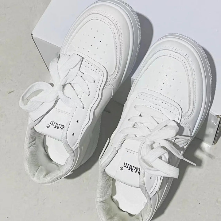 Baskets mode femme confortables, design décontracté, légères pour un style quotidien élégant.