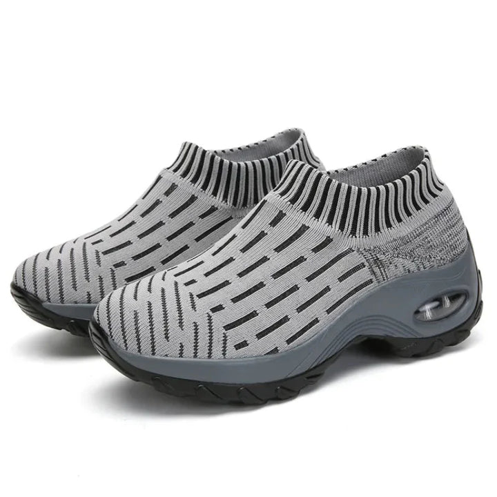 Baskets femme sportives avec talon plateforme et coussin d'air, maille respirante pour un style décontracté et moderne.