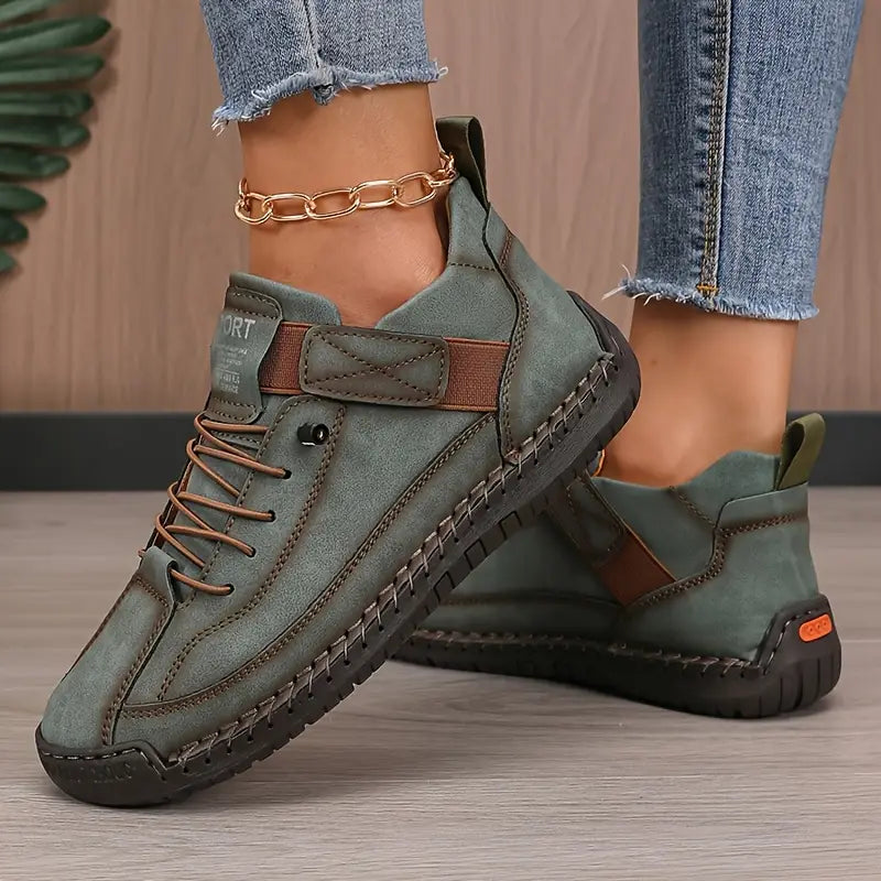 Baskets femme à lacets, design élégant pour un confort quotidien. Chaussures modernes et décontractées, très légères.