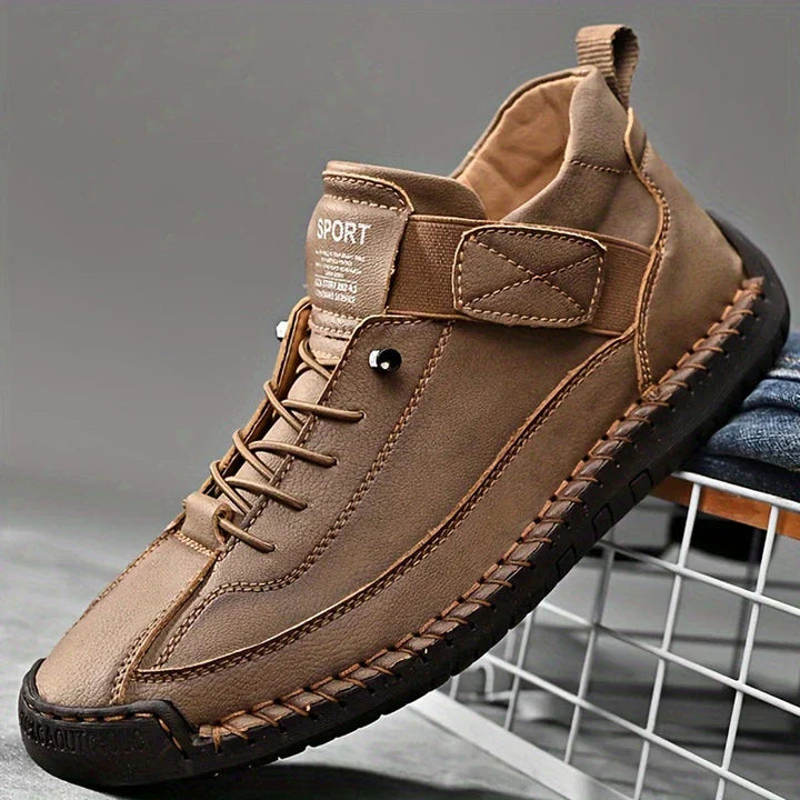Chaussures femme confortables pour le quotidien. Baskets élégantes à lacets, style moderne sport chic et polyvalent.