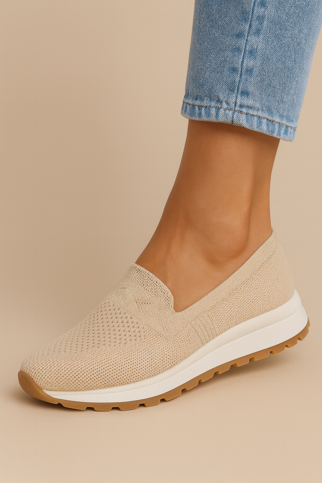 Baskets femme élégantes et respirantes, sans lacets. Confort ultime pour la marche et le quotidien. Style décontracté.