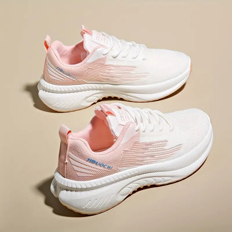 "Baskets femme orthopédiques rose pastel, légères et respirantes, design moderne pour confort et style quotidien."