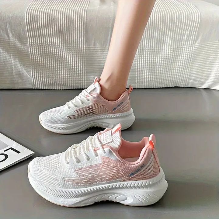 "Baskets femme orthopédiques rose pastel, légères et respirantes, design moderne pour confort et style quotidien."